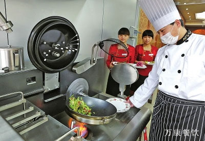 學(xué)校食堂現(xiàn)炒菜機(jī)器人 將改變未來(lái)廚房 學(xué)校食堂現(xiàn)炒菜機(jī)器人 將改變未來(lái)廚房